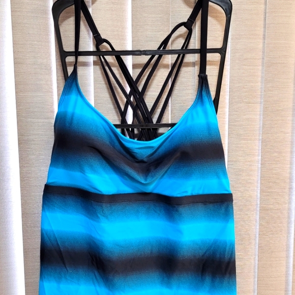 NWOT/ Plus Size Swimwear/ Top - Picture 4 of 8